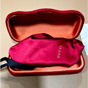 Gorgeous Gucci sunglasses slight cat eye oversized. Dark lenses